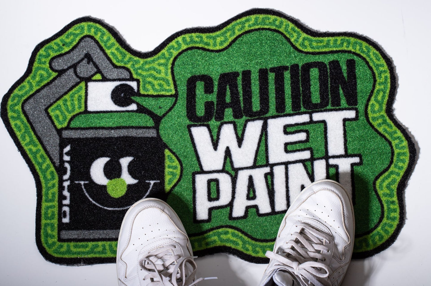 Montana Doormat Caution Wet Paint Grün mit Schuhen