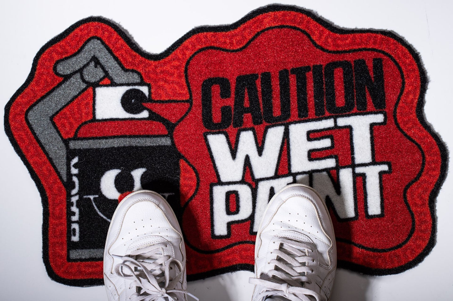Montana Doormat Caution Wet Paint Rot mit Schuhen