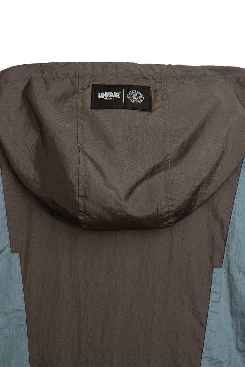 Unfair Athletics DMWU Crushed Nylon Anorak Graphite Kapuze Nahaufnahme